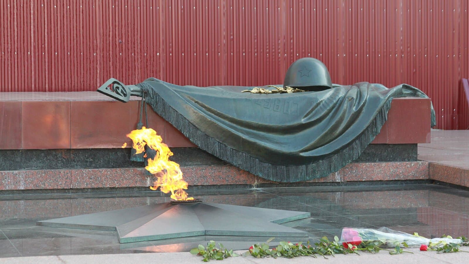 Александровский сад: Вечный огонь, смена караула, грот «Руины» и вход в Кремль — что успеть за час