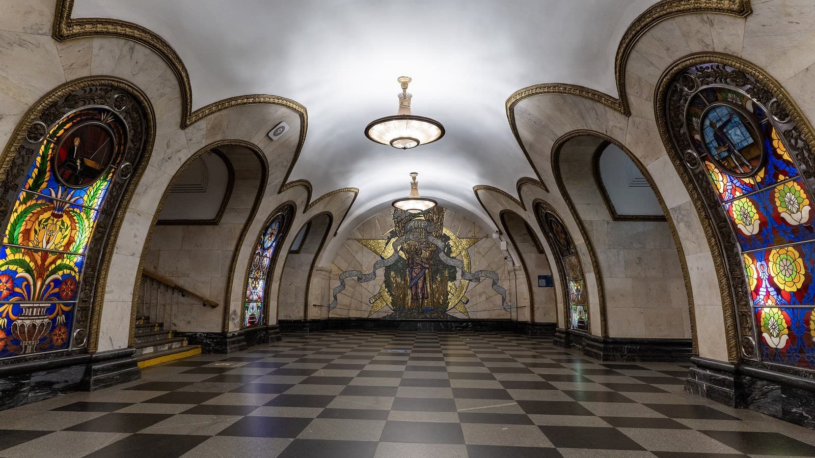 Новослободская за вечер: витражи метро, Театр Армии и квартира Достоевского
