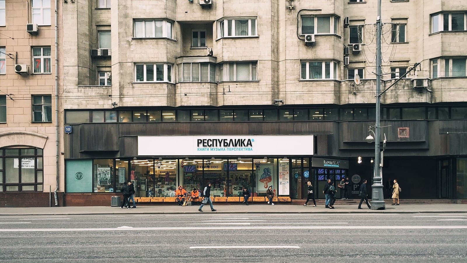 Книжные магазины Москвы: букинистика прячется в отдельном салоне, а посылка домой тянет максимум 20 кг