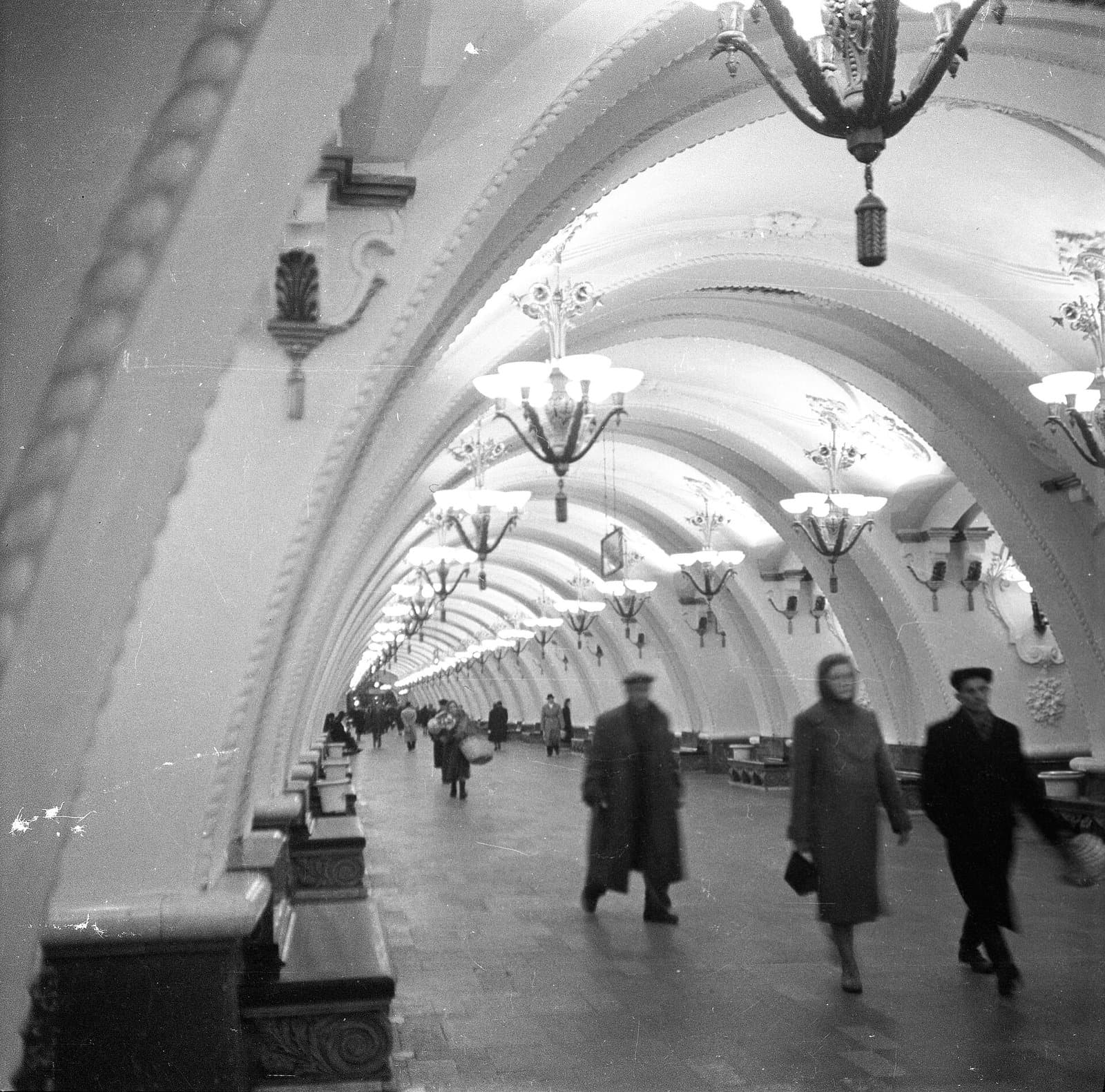 Станция «Арбатская» Арбатско-Покровской линии: самая длинная платформа Москвы, бункер и барокко под землёй