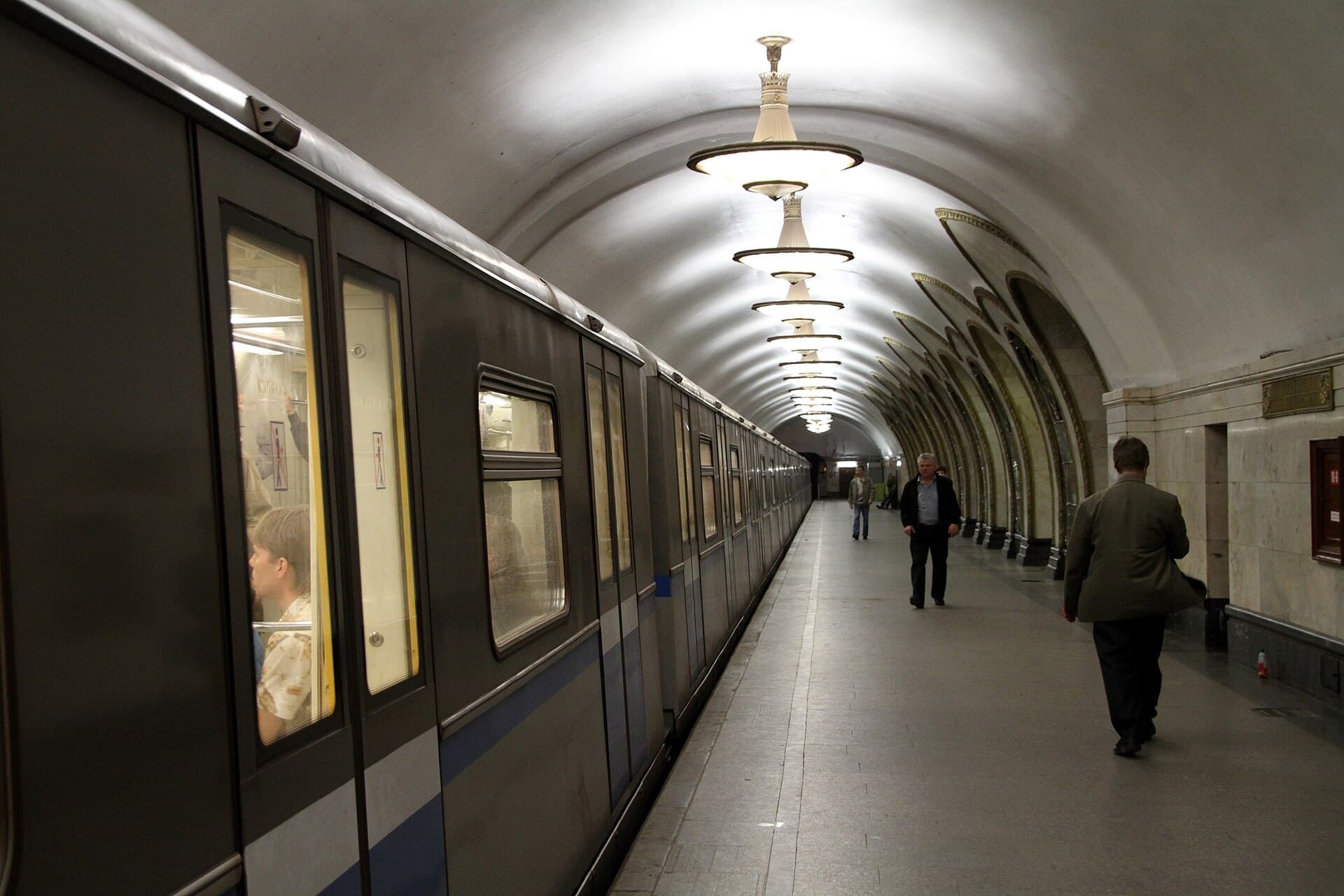 «Новослободская»: 32 витража Корина, которые собирали в Риге из цветного стекла