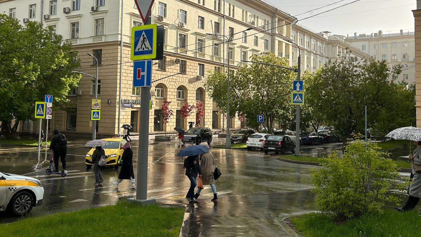 Парковка в Москве для гостя с машиной: в центре доходит до 600 рублей в час, и в воскресенье там всё равно платно