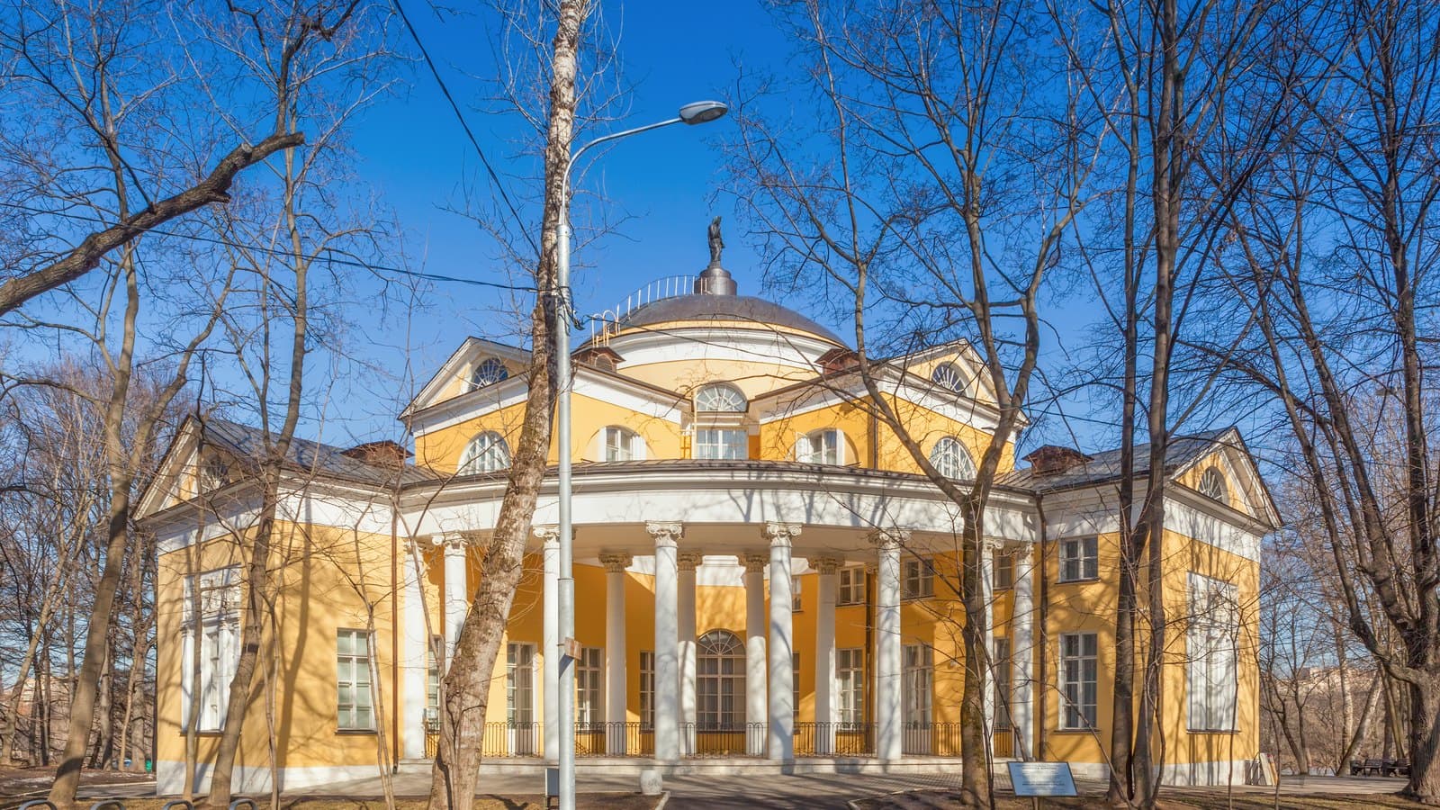 Усадьбы Москвы кроме Кускова: в Люблино пускают за 400 рублей, а в Знаменское-Садки не пустят вообще