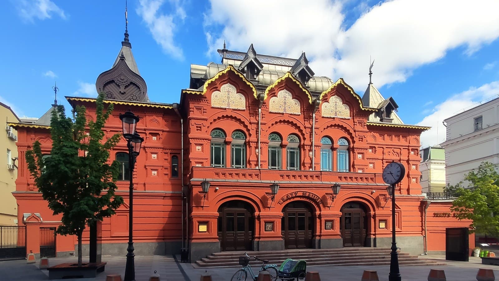 Театр Наций в Москве: где купить билет, если касса закрыта, и какую сцену выбрать