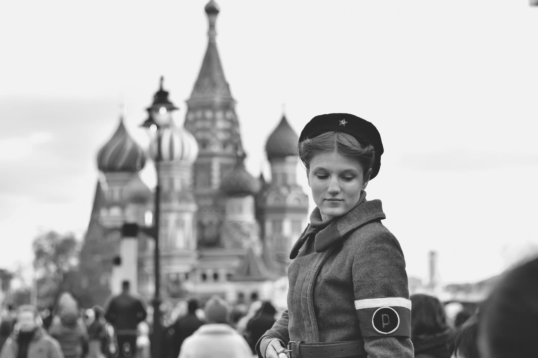 Experimente a magia da cultura russa no espetáculo folclórico no Palácio Nikolaevsky.