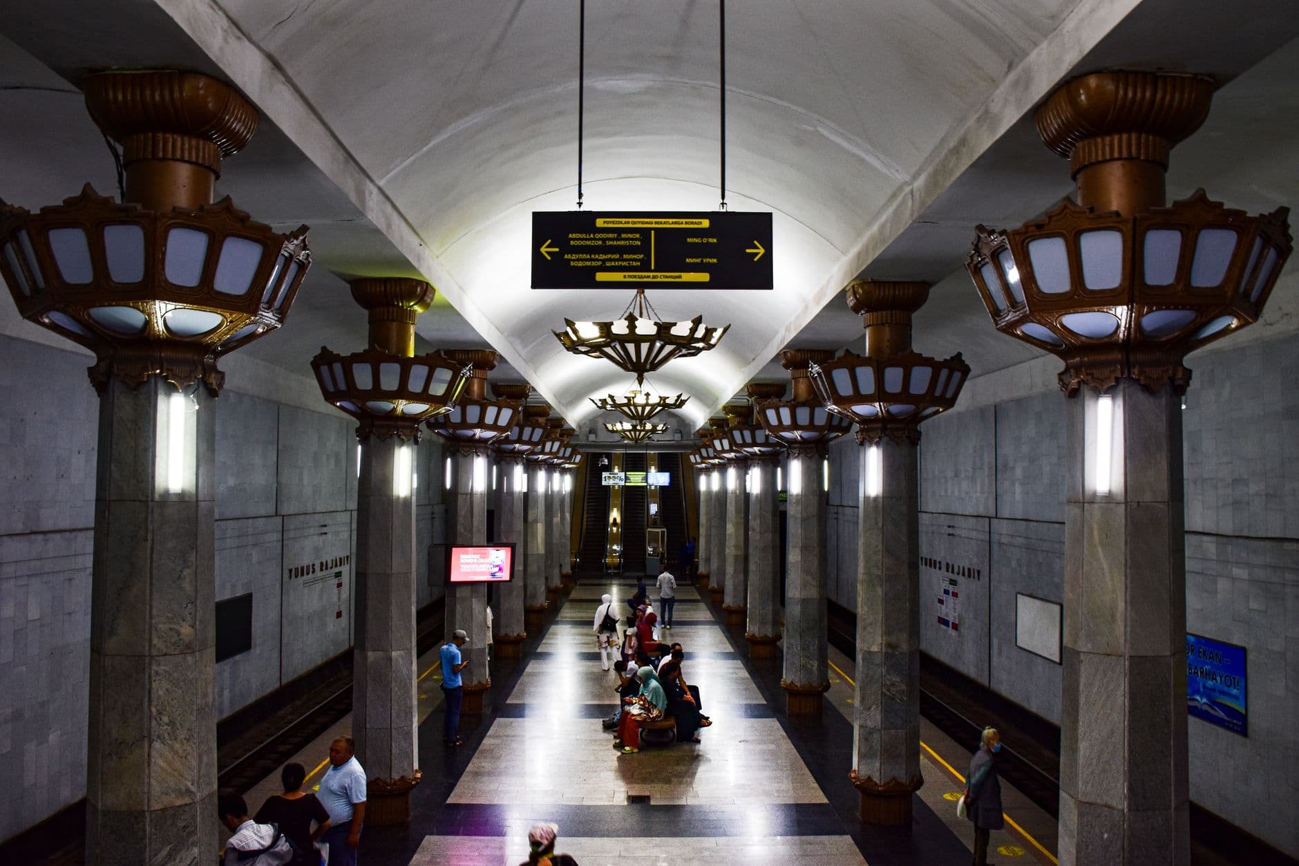 Izmailovo Market and Kremlin with Moscow Metro Tour