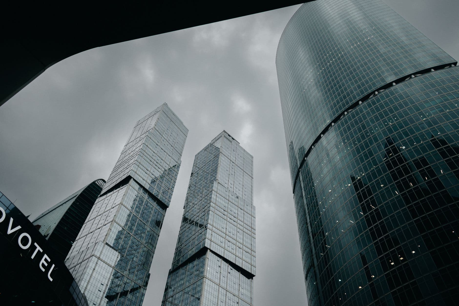 Moskwa City Towers vs Wieżowce w Innych Dzielnicach - Analiza Porównawcza