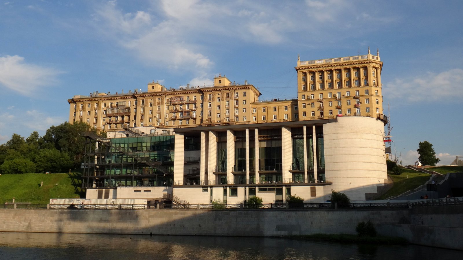 Новое здание театра «Мастерская Петра Фоменко» на набережной Тараса Шевченко