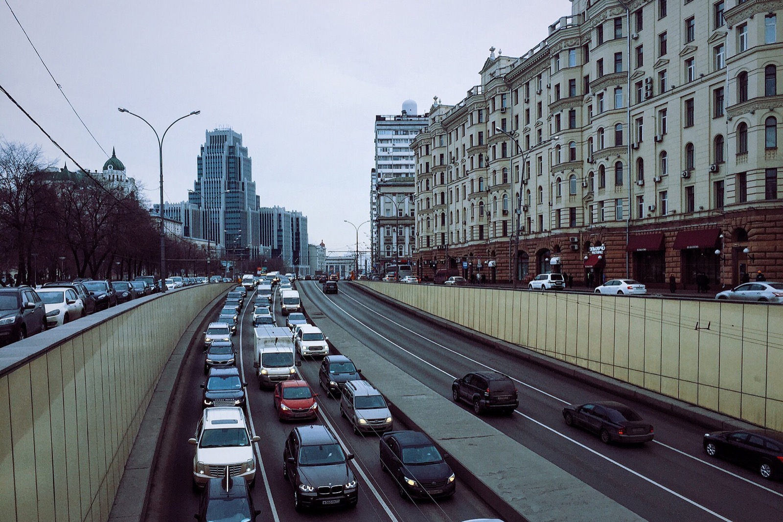 Поток машин на Садовом кольце в Москве