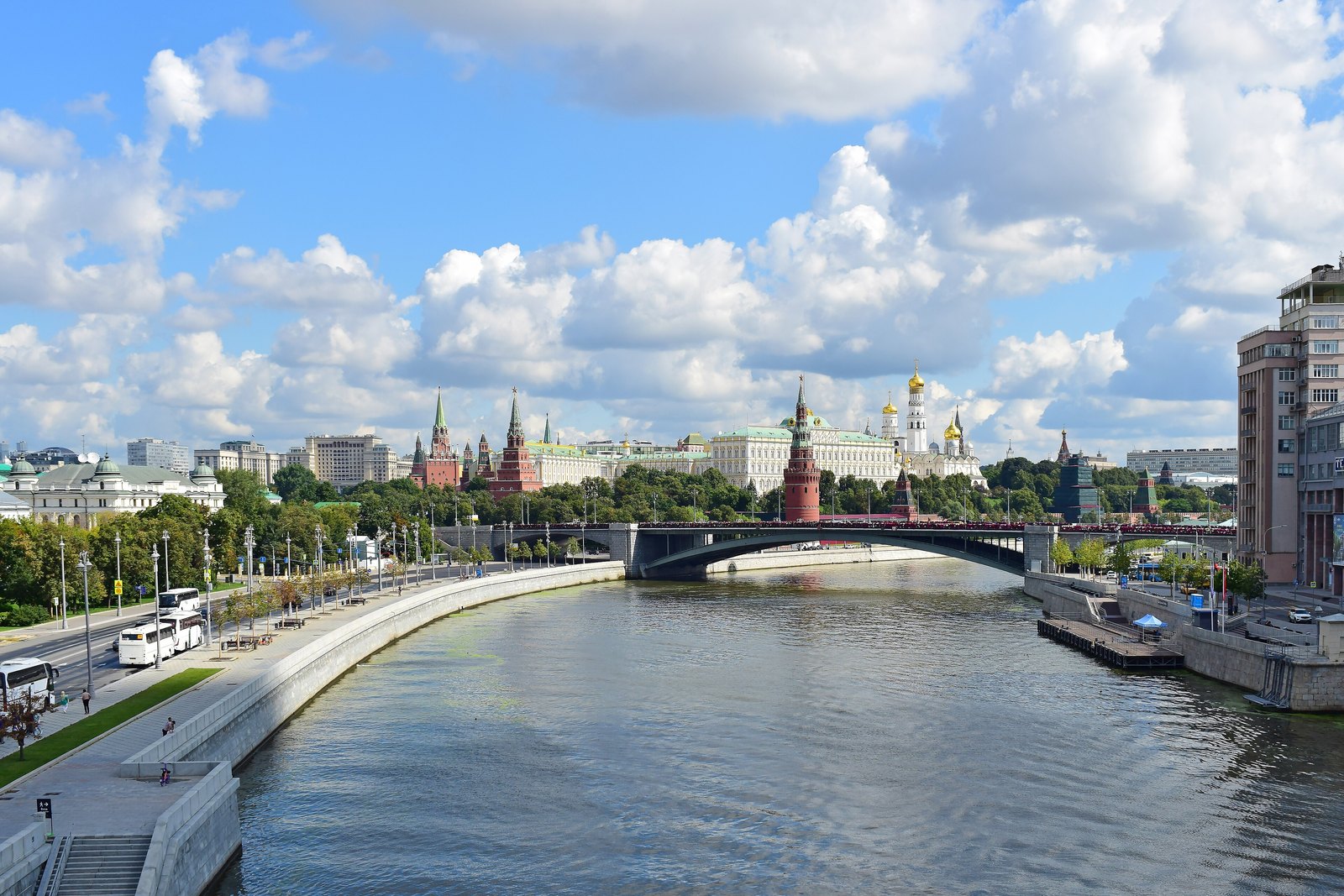 Вид с Патриаршего моста на Кремль и Москву-реку