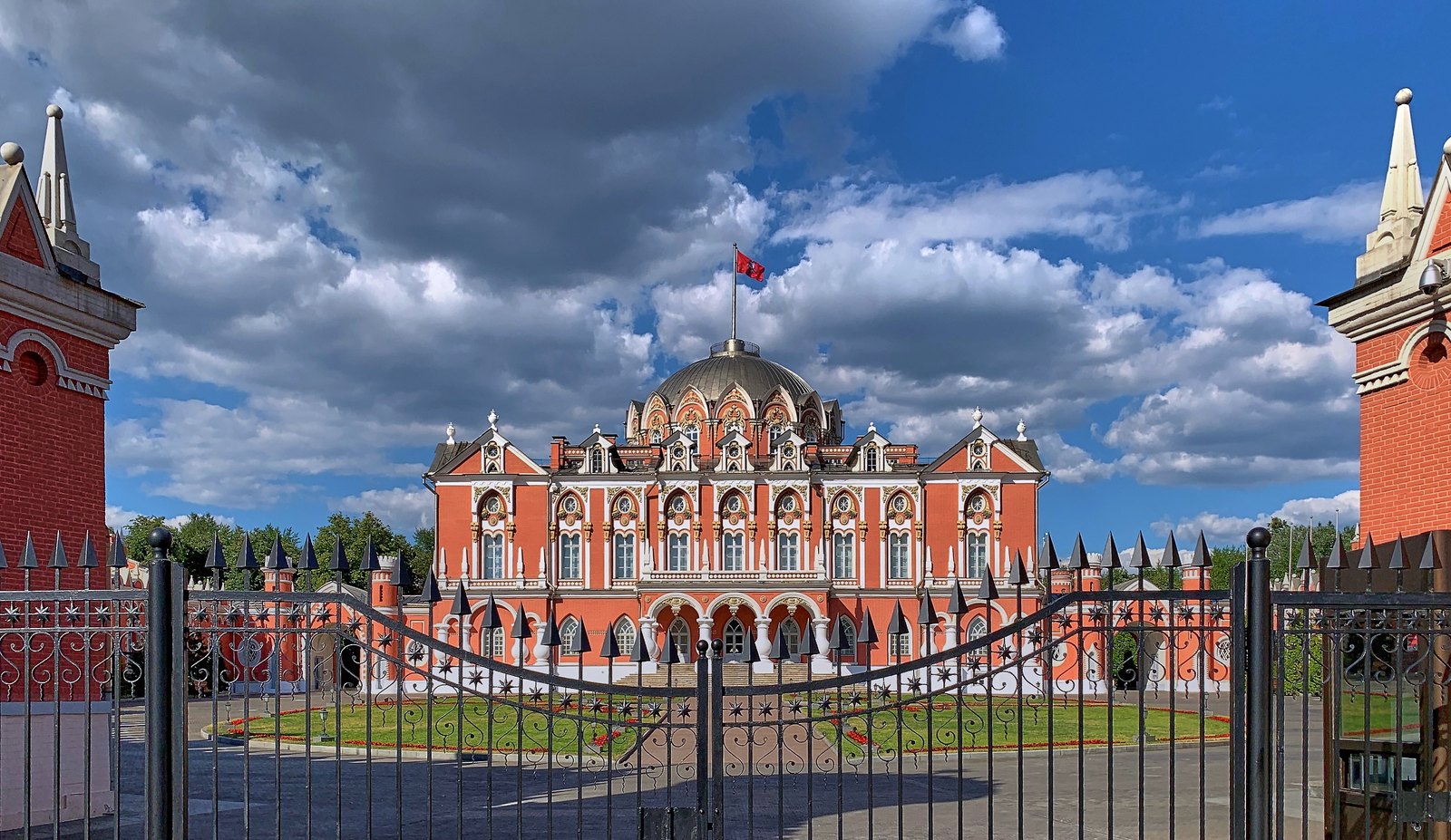 Петровский путевой дворец за кованой оградой