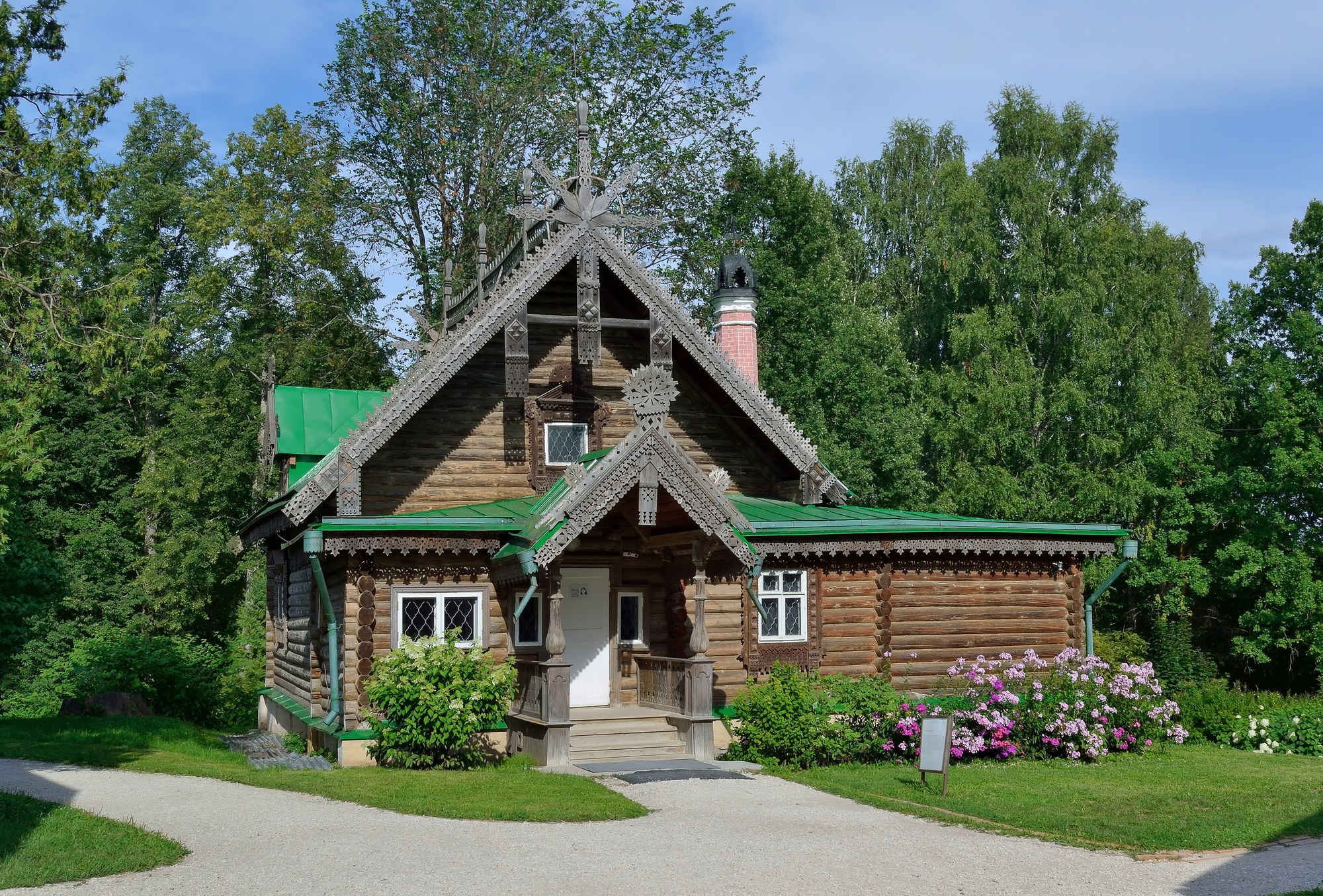 Деревянная Студия-мастерская с резным фронтоном