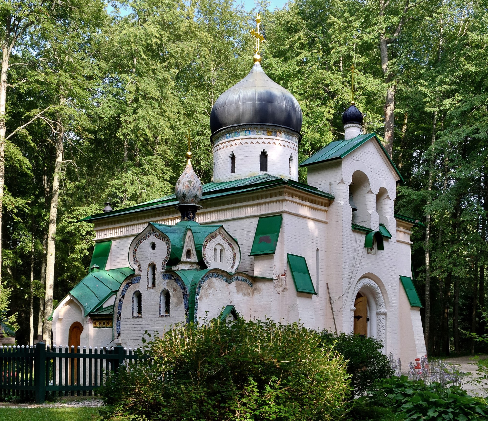 Церковь Спаса Нерукотворного в парке Абрамцева