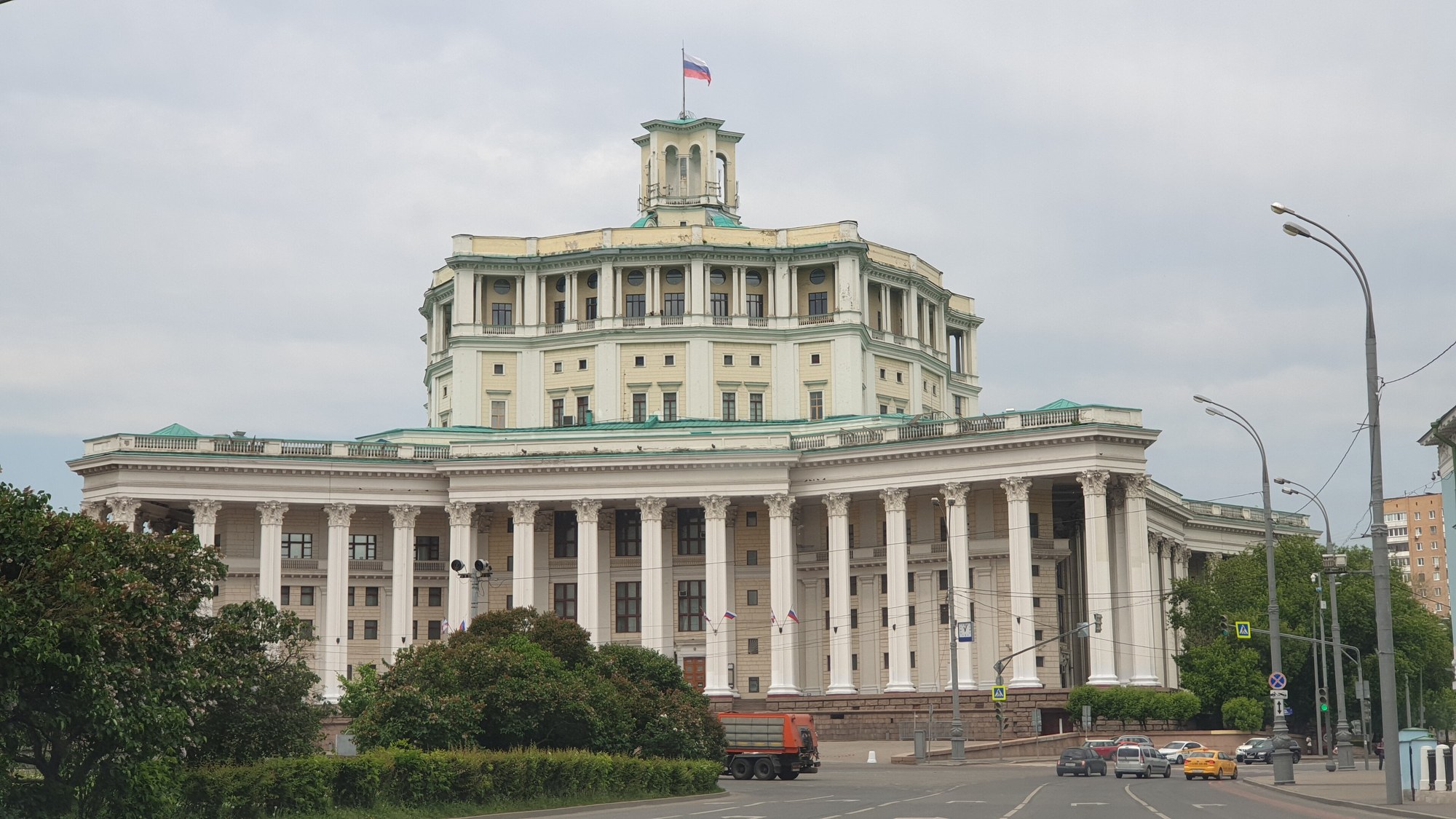 Здание Театра Российской армии на Суворовской площади