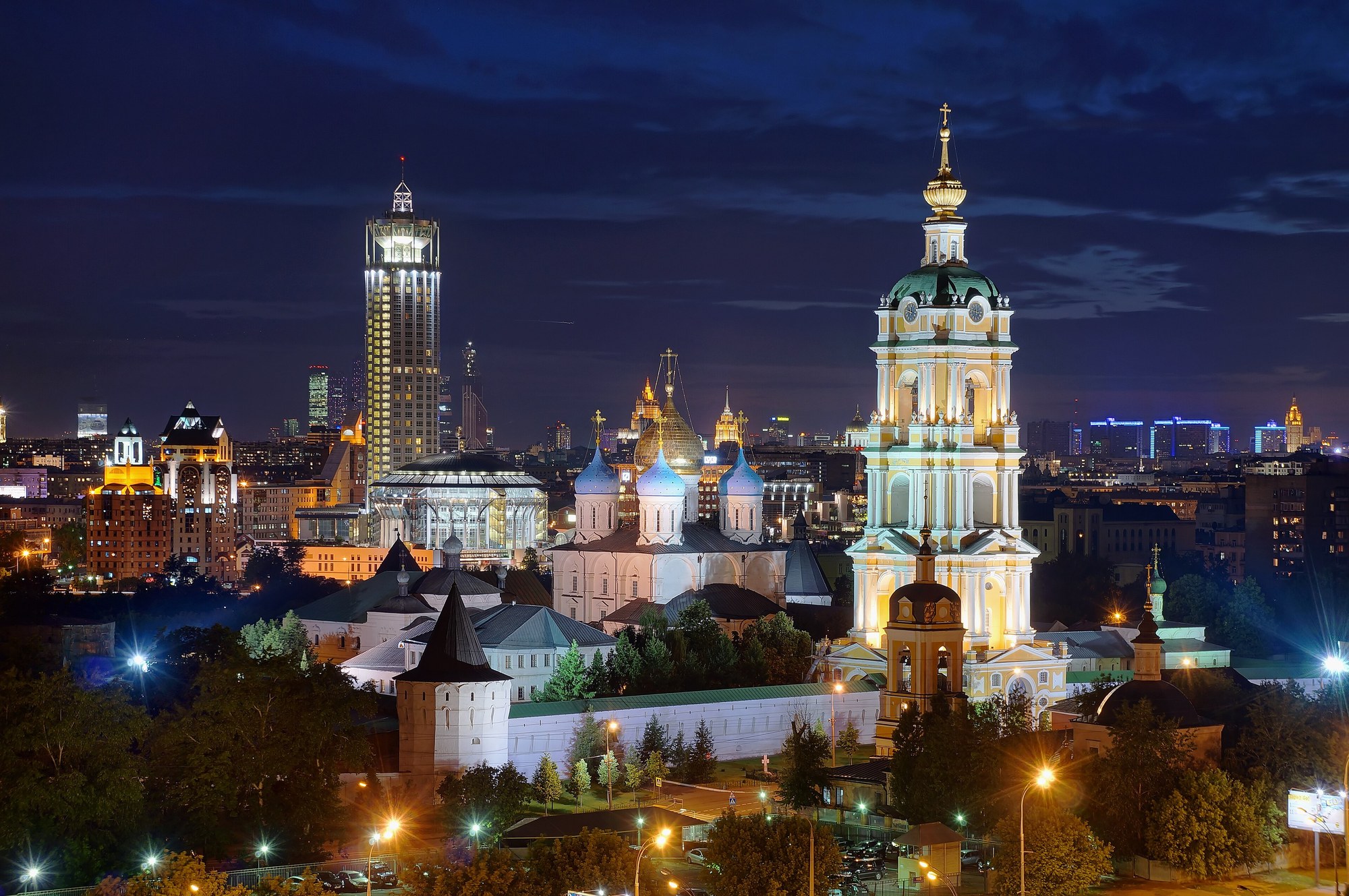 Новоспасский монастырь вечером с высоты