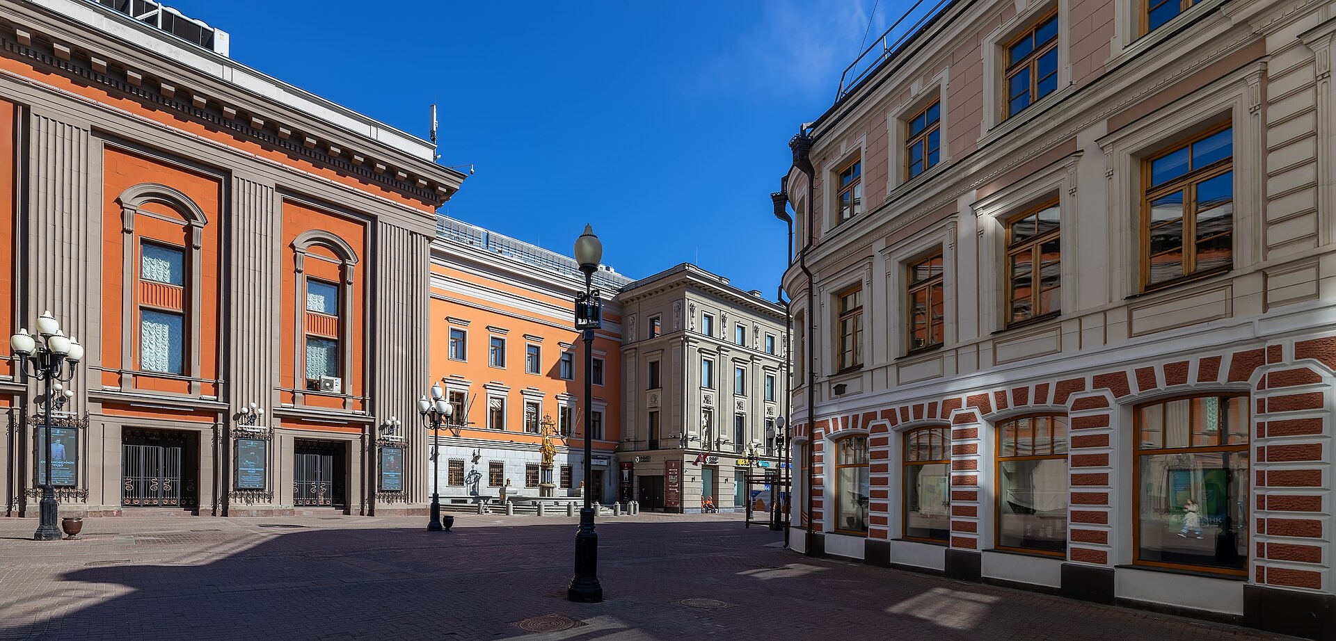 Пешеходный Арбат и здание Театра Вахтангова