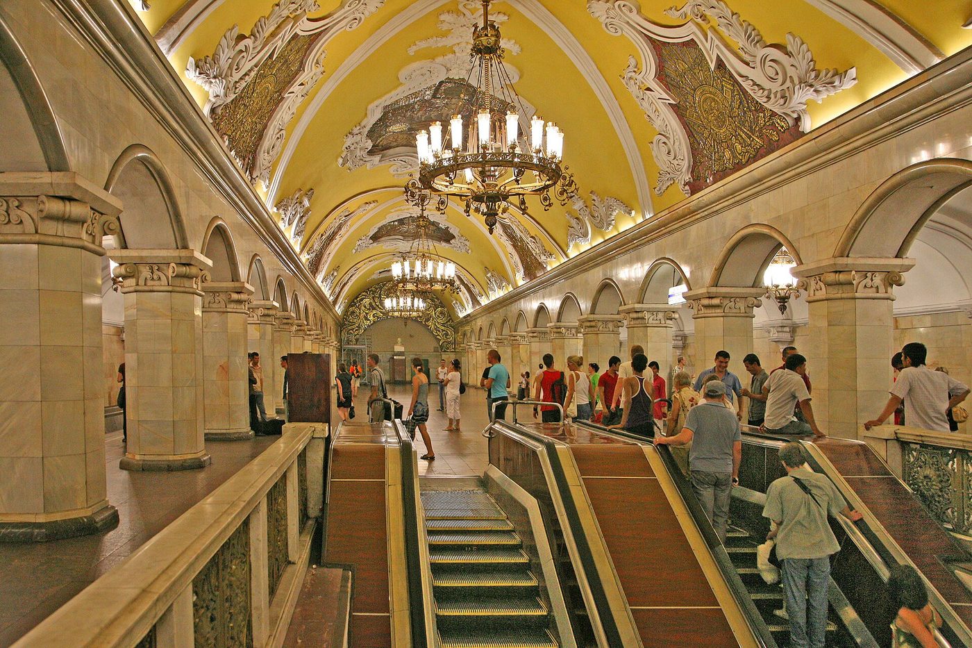 Станция московского метро: с большим чемоданом здесь считают сумму трёх измерений