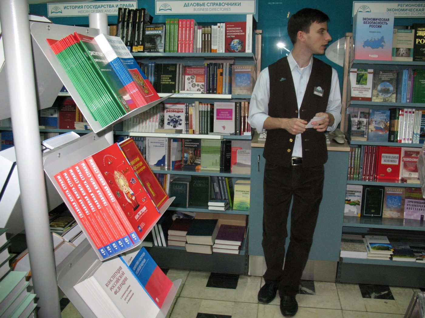Торговый зал Московского Дома книги с открытыми стеллажами