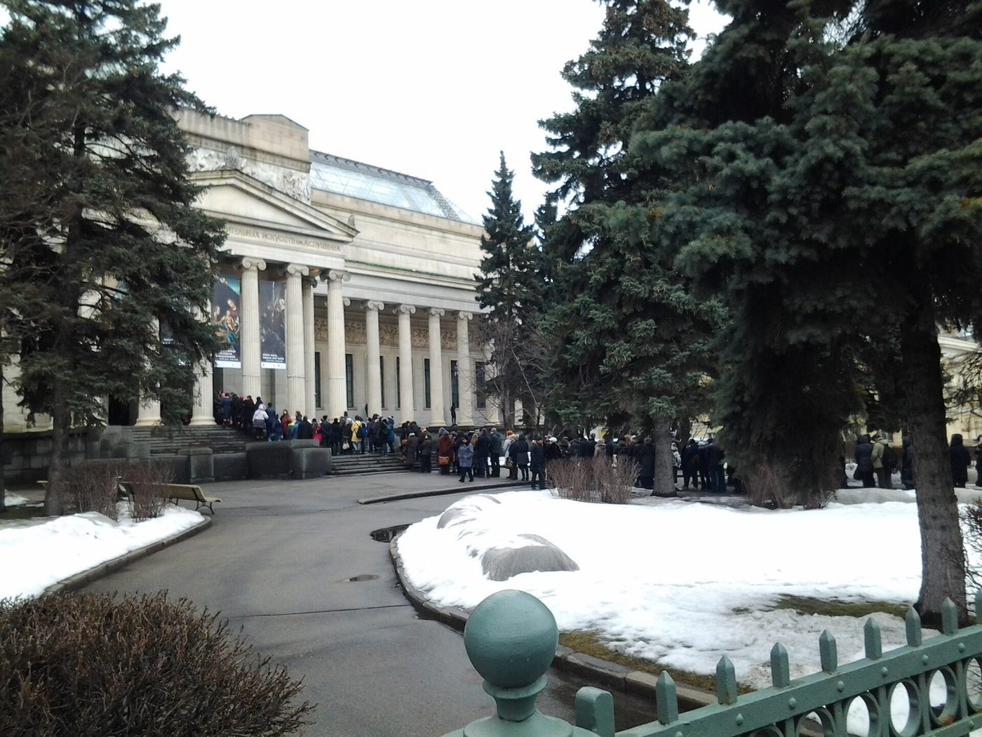 Очередь на выставку в Пушкинском: билет на сеанс опоздание не продлевает