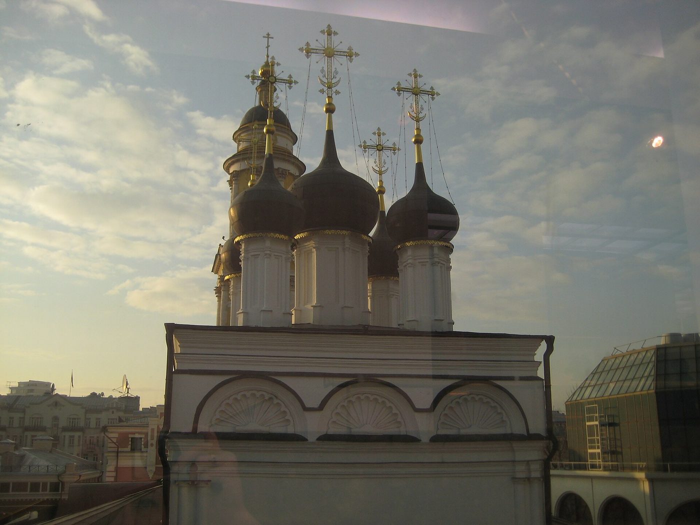 Вид на храм Николы в Толмачах из окна Инженерного корпуса Третьяковской галереи