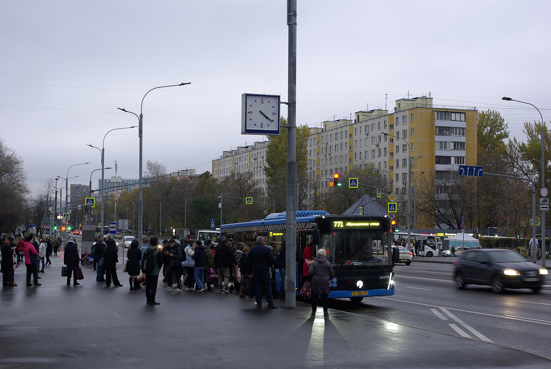 Автобус на остановке на Широкой улице в Медведкове осенью