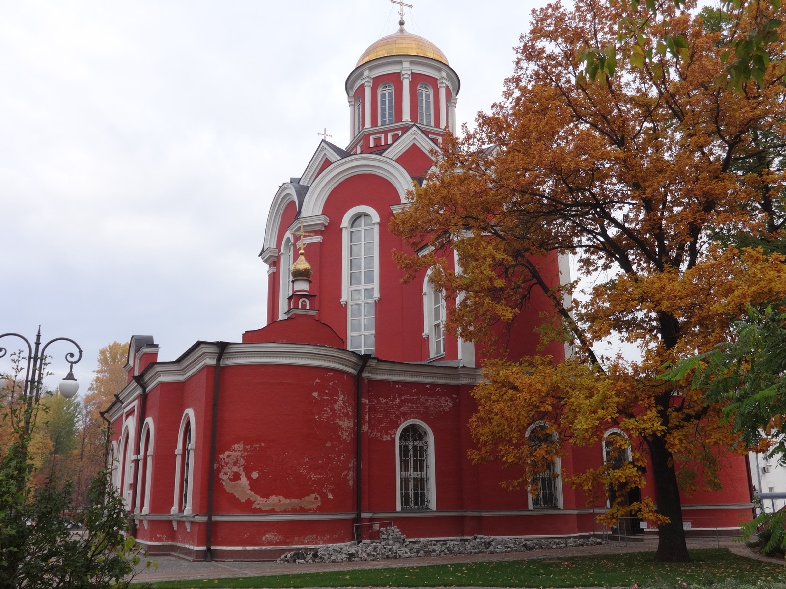 Храм Благовещения в Петровском парке в октябре.