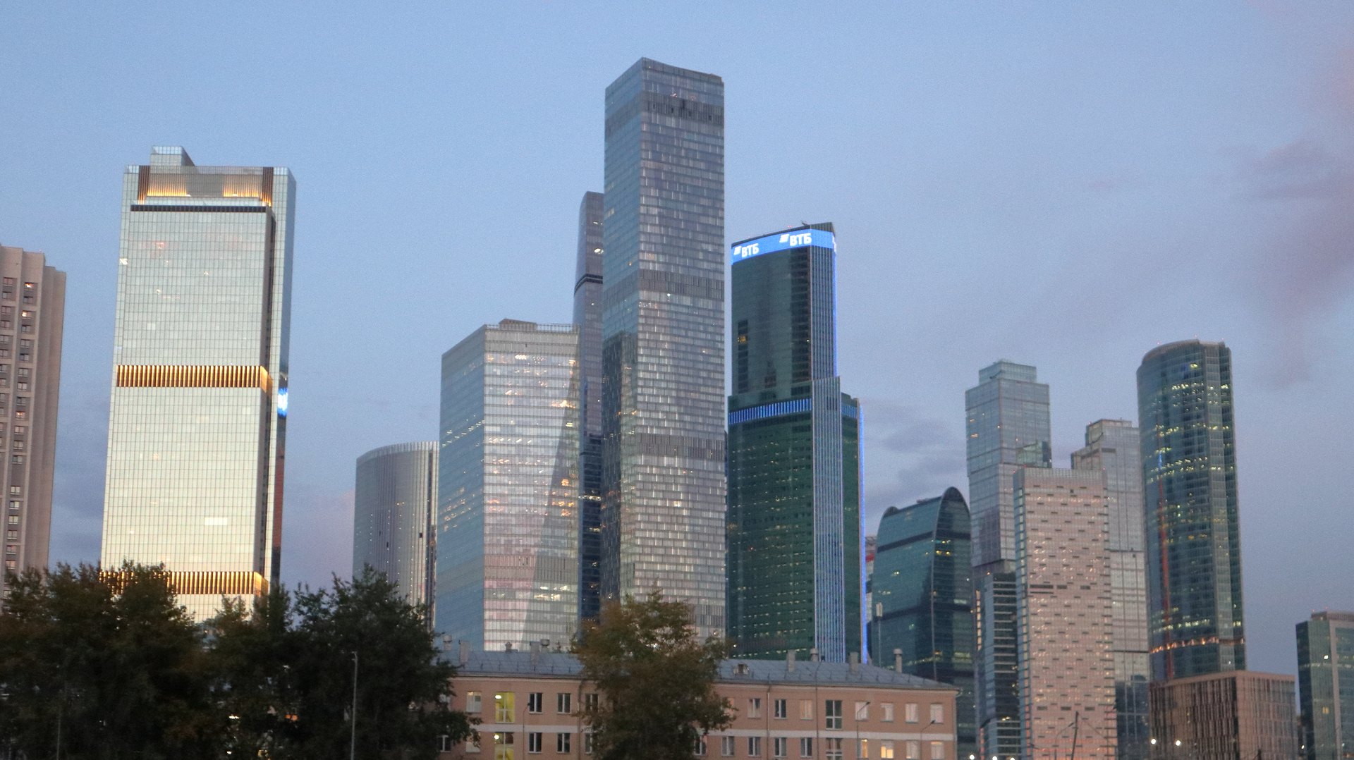 Москва-Сити вечером, вид с Москвы-реки у Шелепихинской набережной, сентябрь 2025 года.