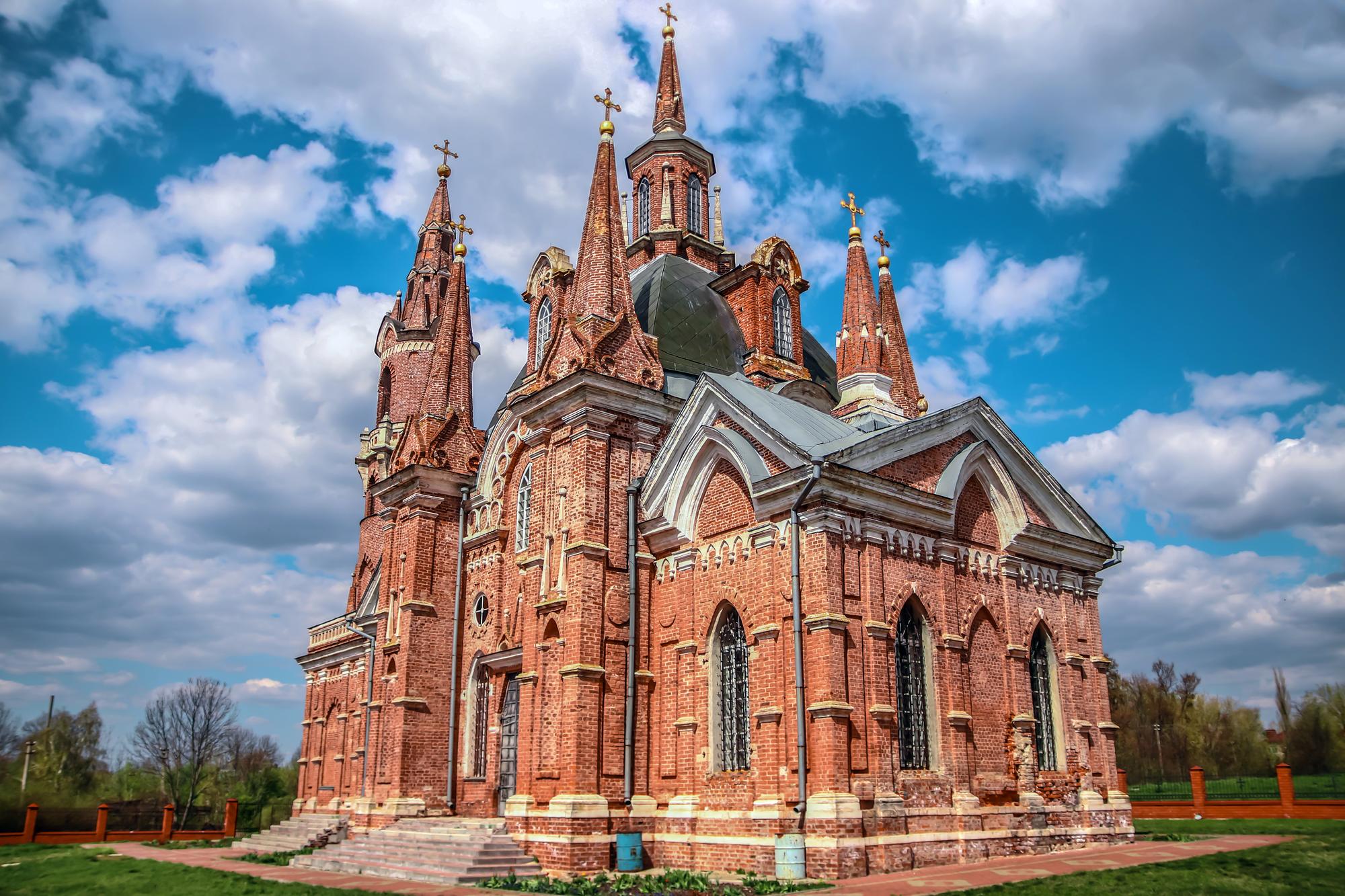 Must-see monuments in a 60-minute circuit: Lenin's Mausoleum, St. Basil's Cathedral, and GUM