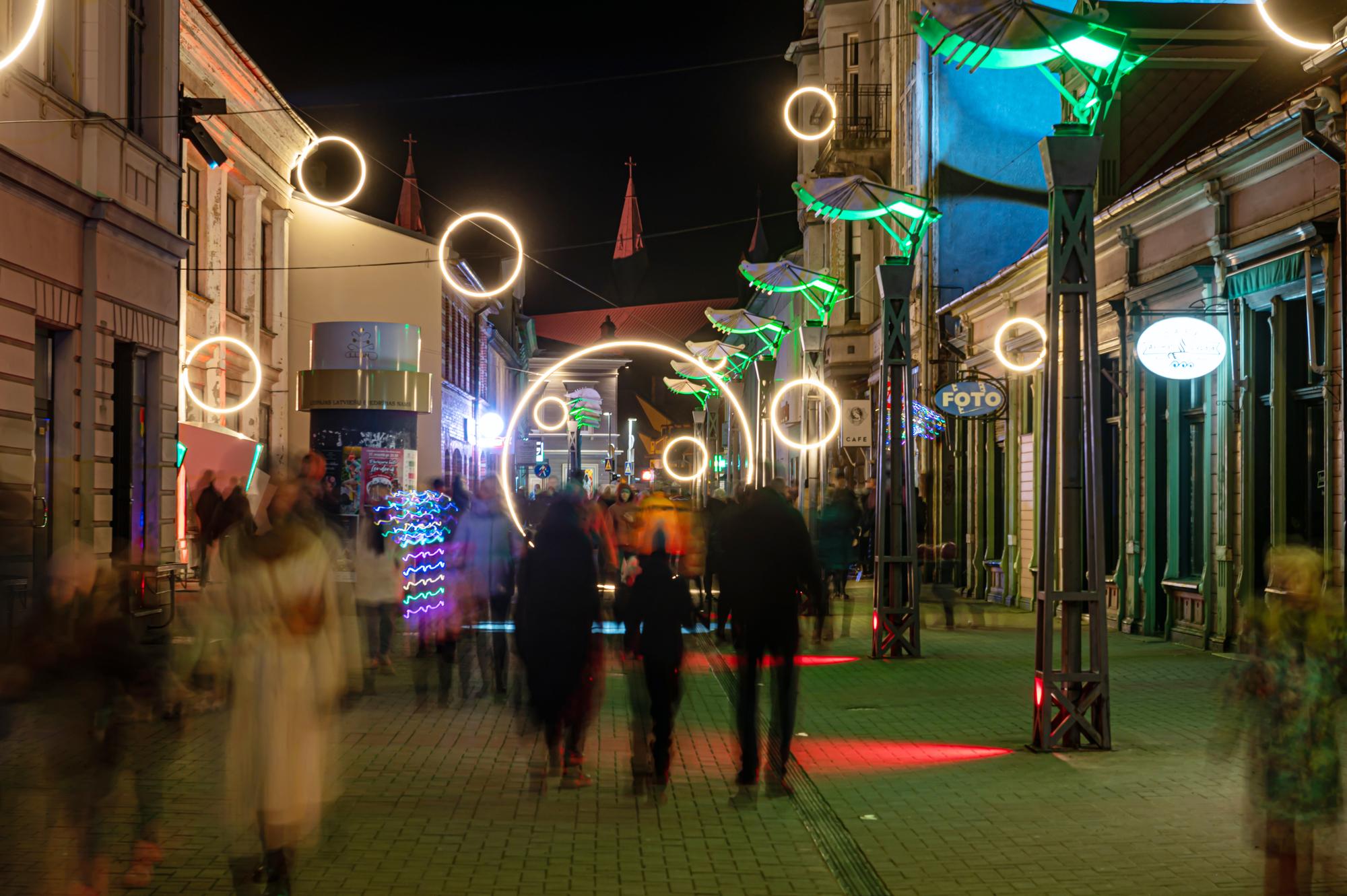 Evening cultural venues along the route: theatres, galleries, and rooftop bars