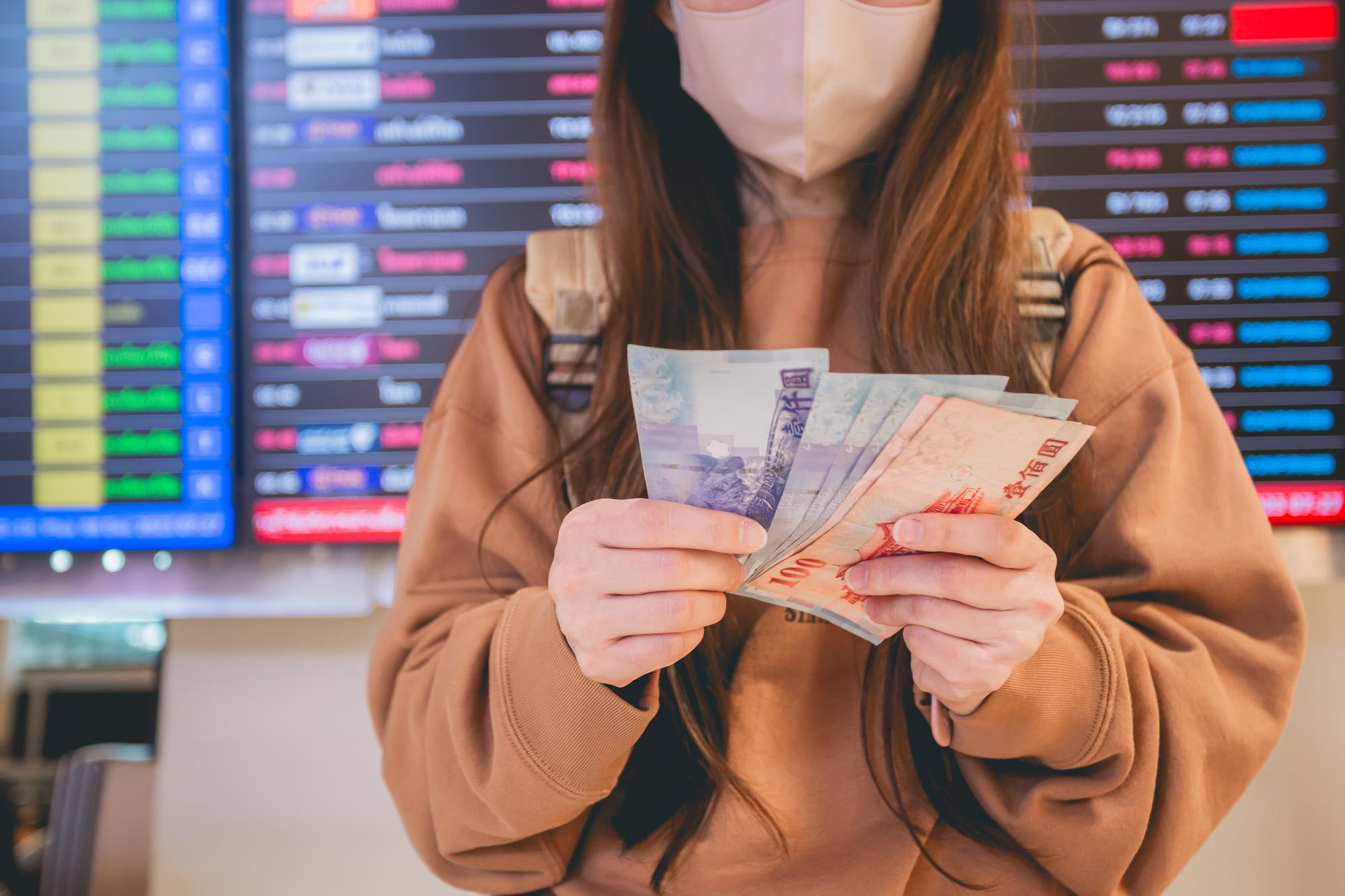 Airport vs city centers: pros, cons, and expected rate differences