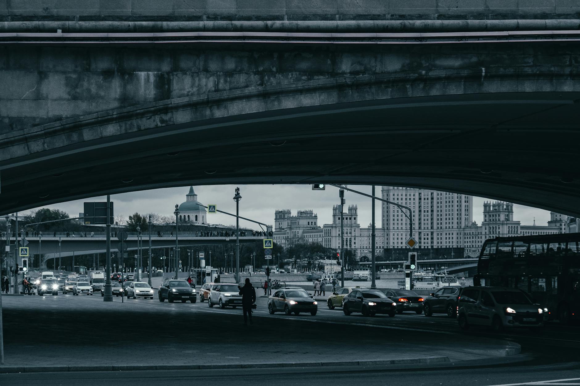 Is public transport safe for late-night travel in districts like Zamoskvorechye?