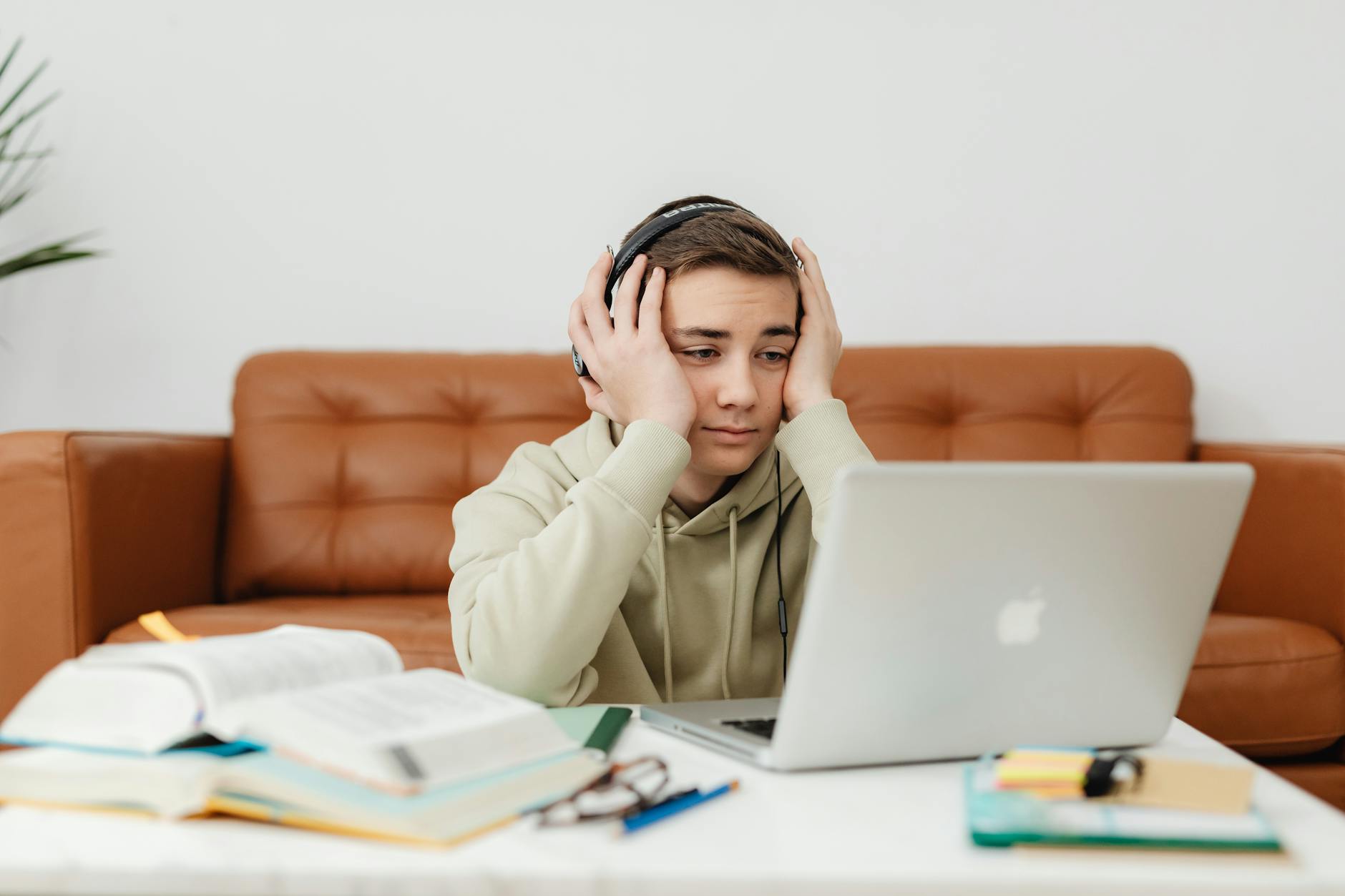 Pronunciation Cheatsheet: Stress, Vowels, and Common Consonants