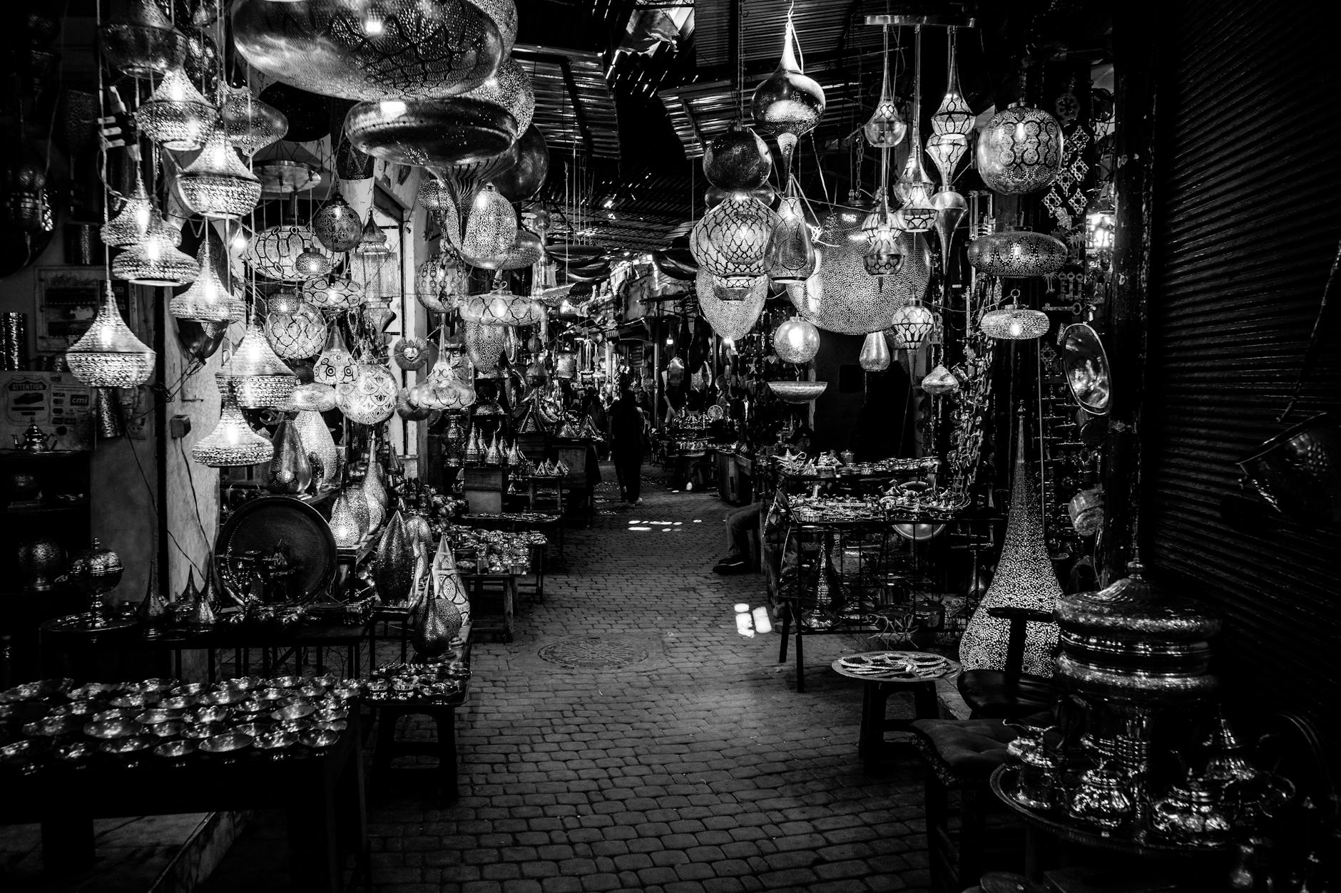 Morocco souks and medinas: etiquette, photo permissions, and safe framing