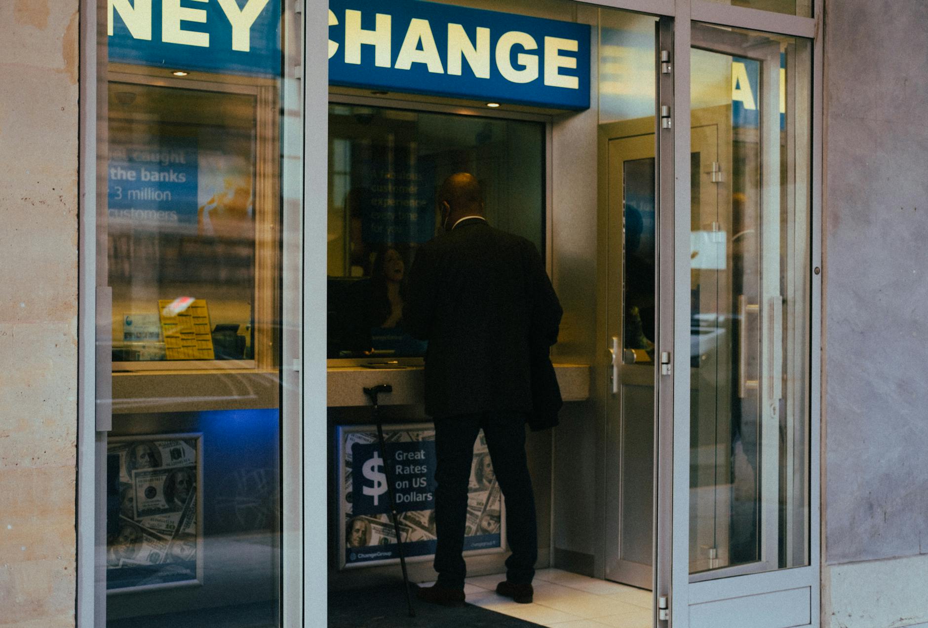Where to exchange money safely: banks, currency exchanges, and tips for avoiding scams
