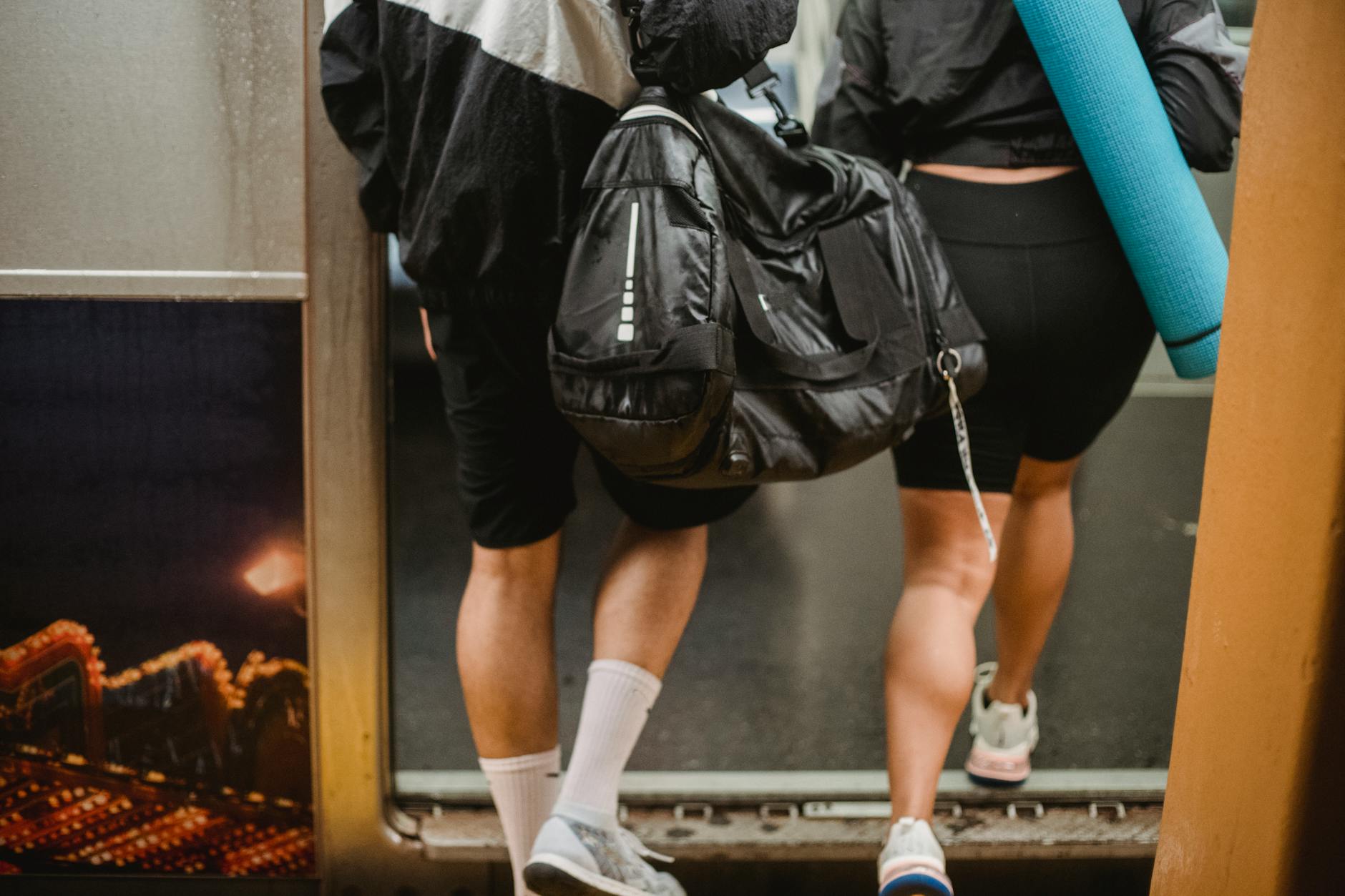 how to use train station lockers