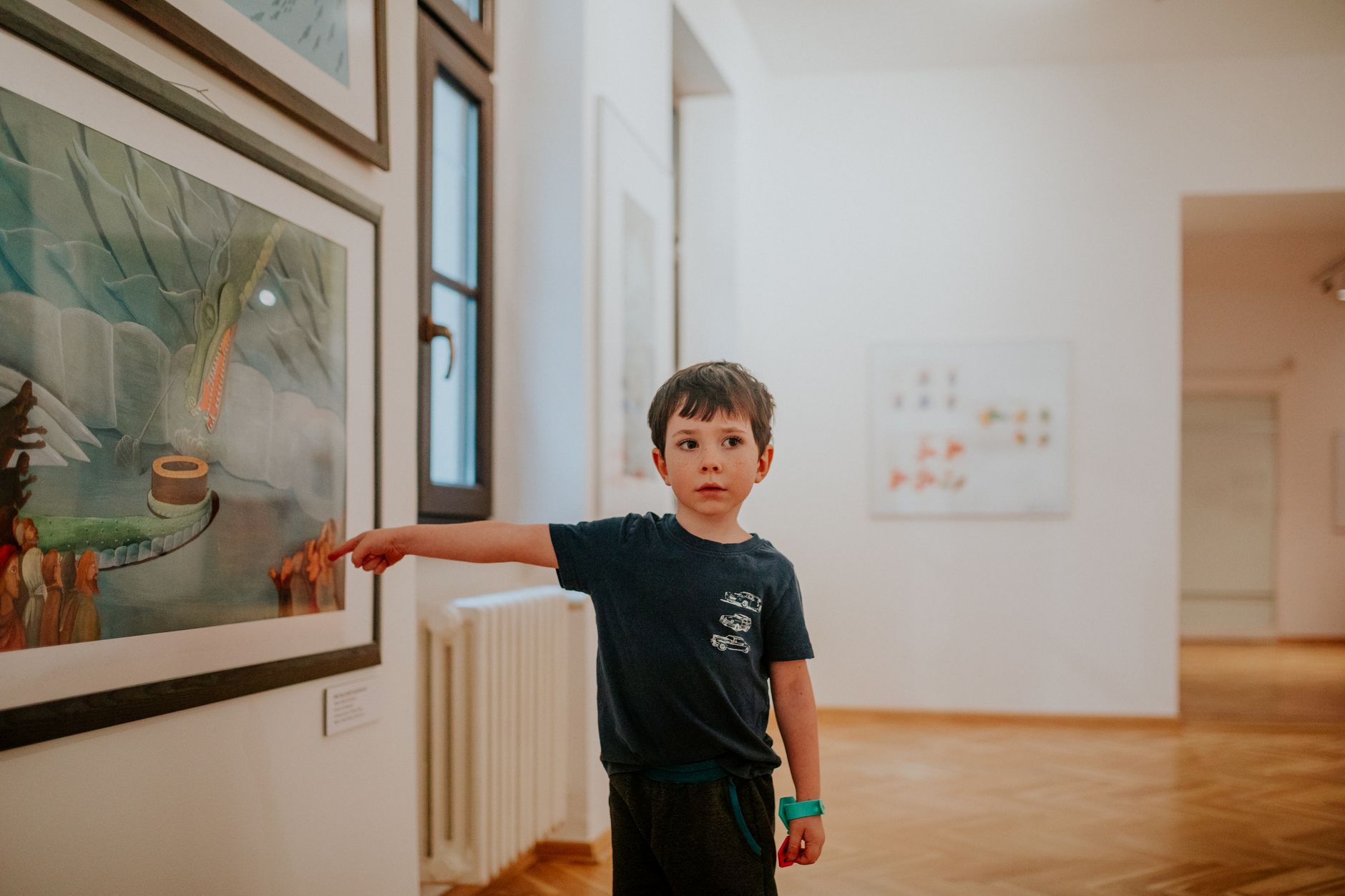 child museum exhibition looking