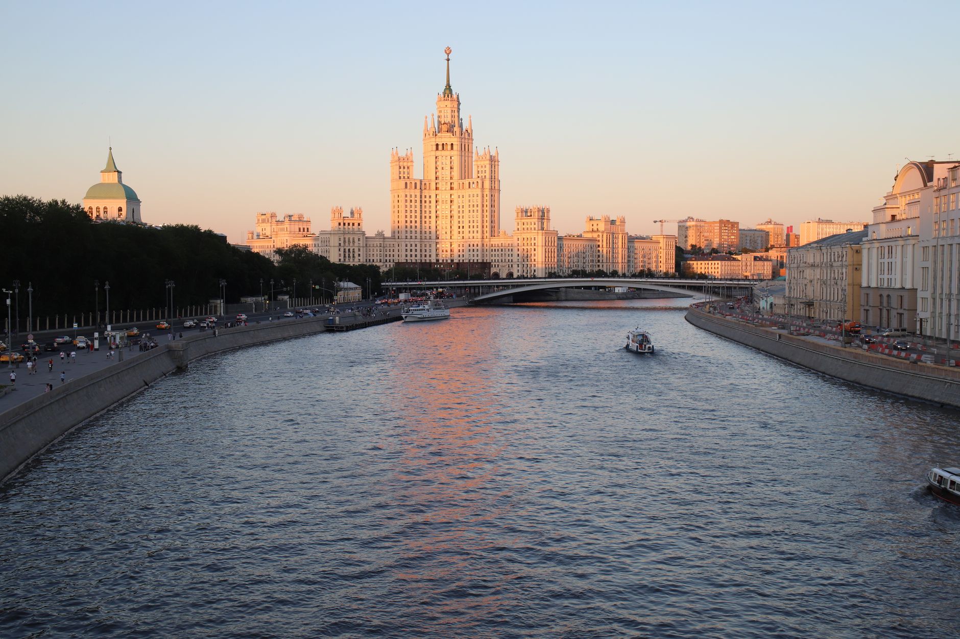 moscow river embankment walk