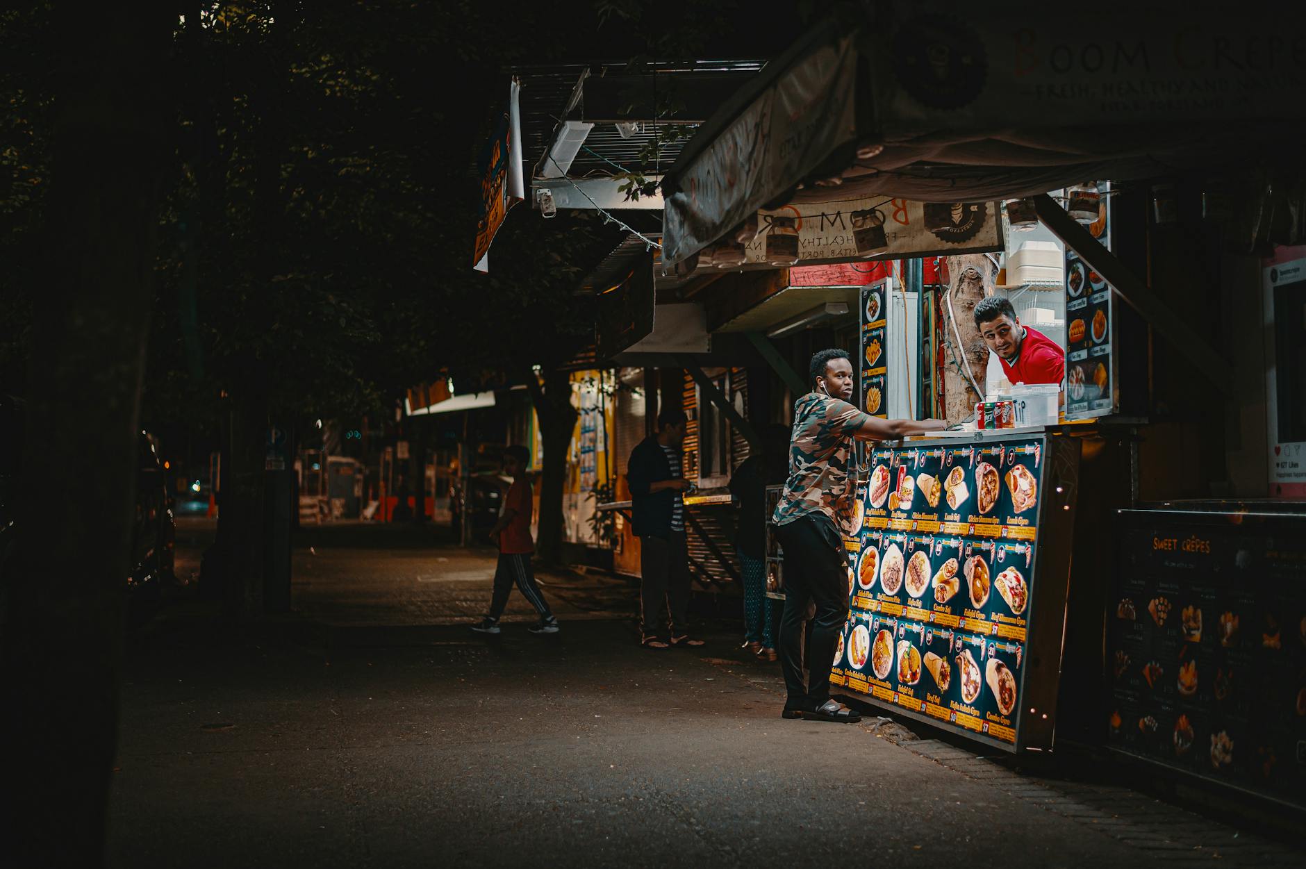Late-Night Eats: Street Food, 24-Hour Cafés, and Upscale Options