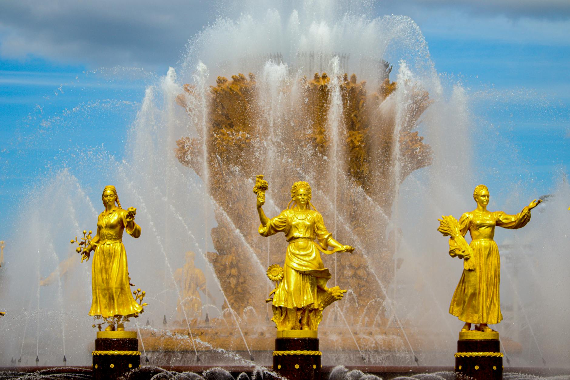 Must-see landmarks, statues, and hidden details along Arbat