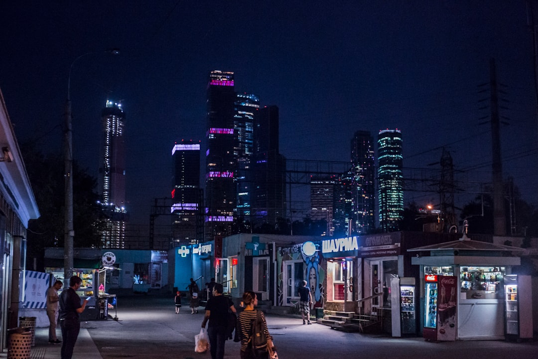 Which Gear and Camera Settings Deliver Clear Night Shots on Moscow Streets?