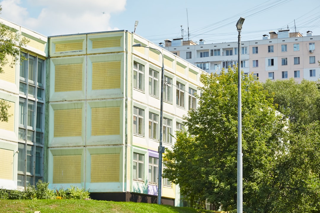 Accessibility, dress code, facilities, and nearby landmarks