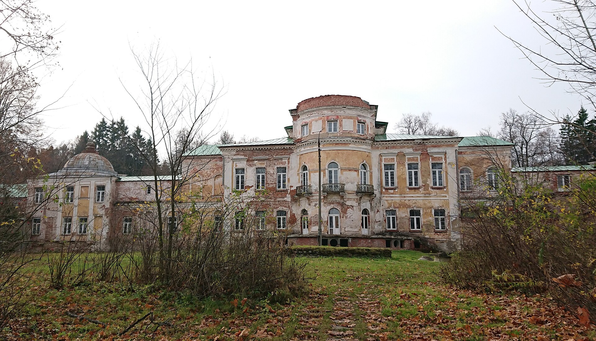 Главный дом усадьбы Михайловское со стороны парка