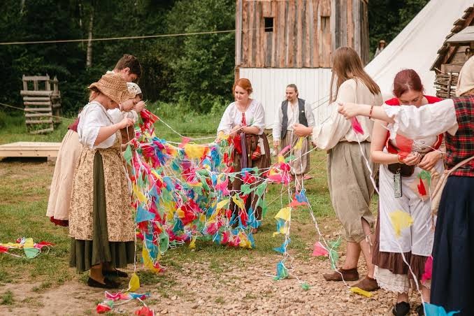 Гирлянды к фонарному шествию плетут всей деревней. Фото: организаторы фестиваля «Хоббитон»