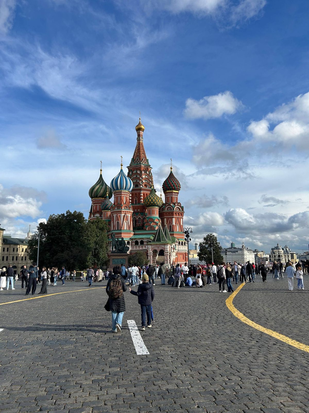 Покровский собор на Красной площади: разноцветные купола, перед ним памятник Минину и Пожарскому