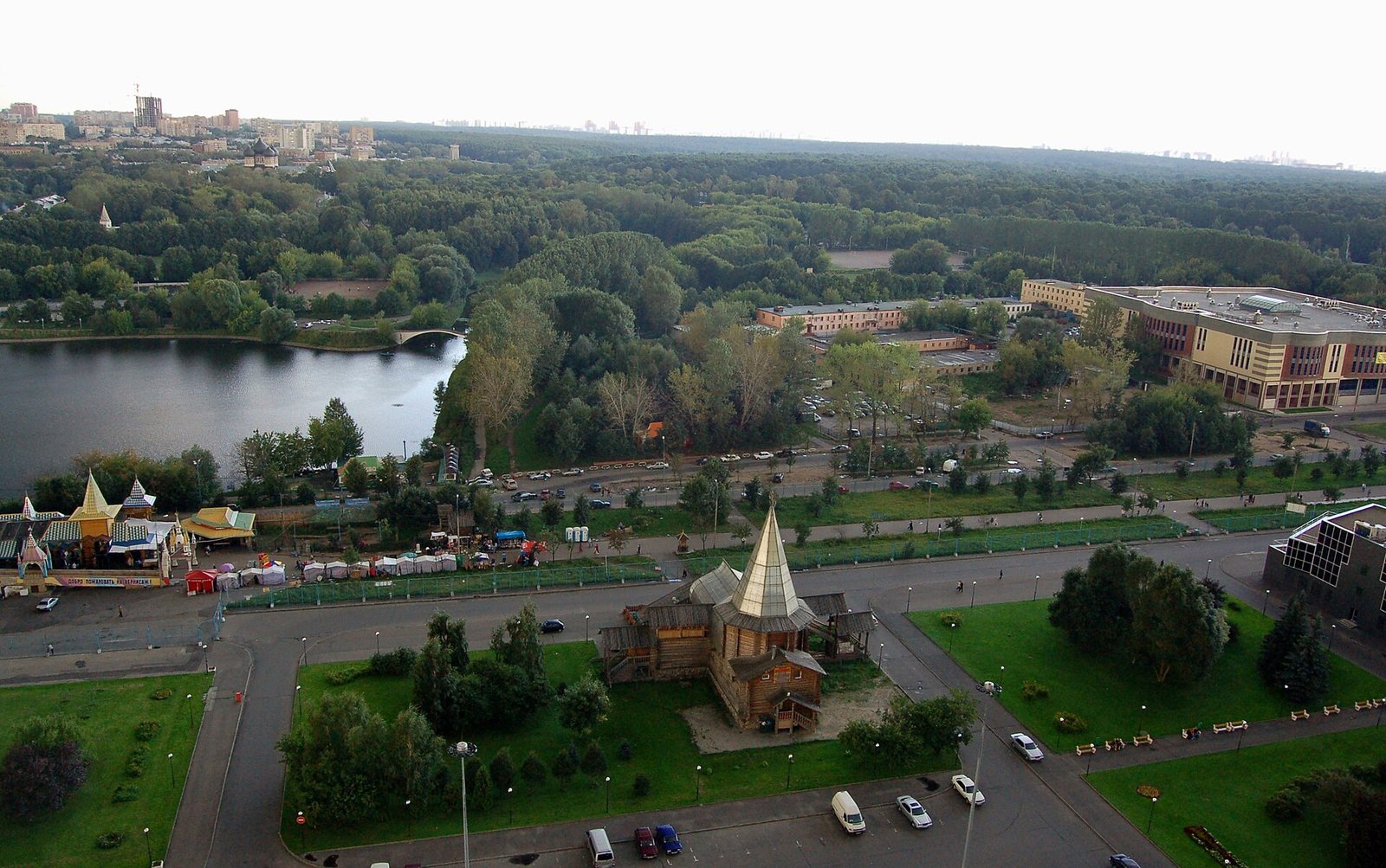 Вид из гостиницы «Измайлово» на Кремль в Измайлово и пруд