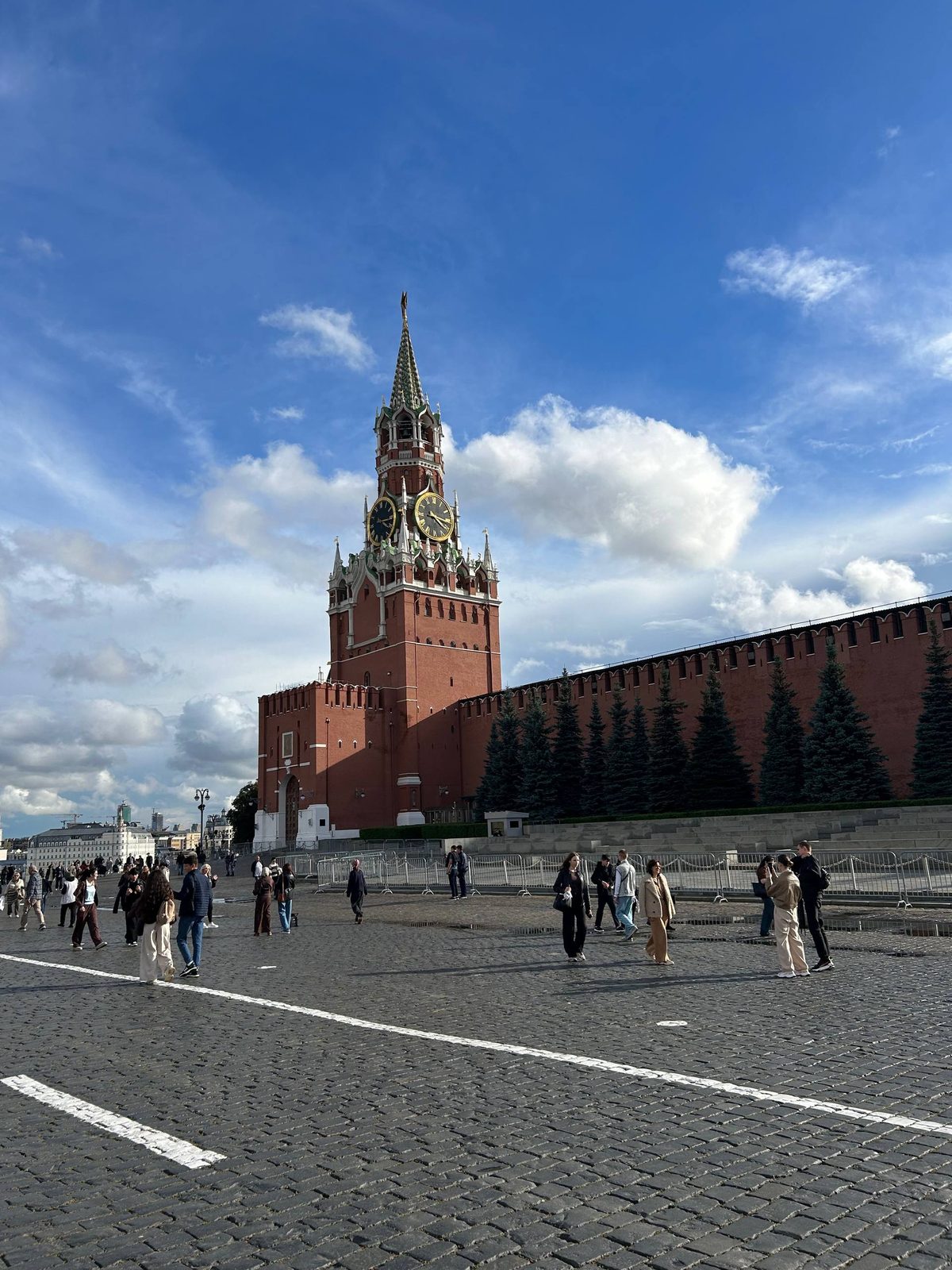 Спасская башня Кремля с курантами со стороны Красной площади