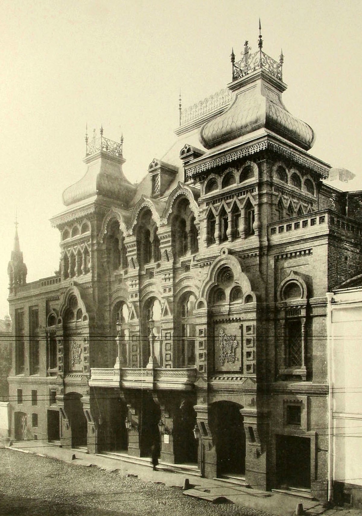 Здание театра на старой фотографии 1890 года