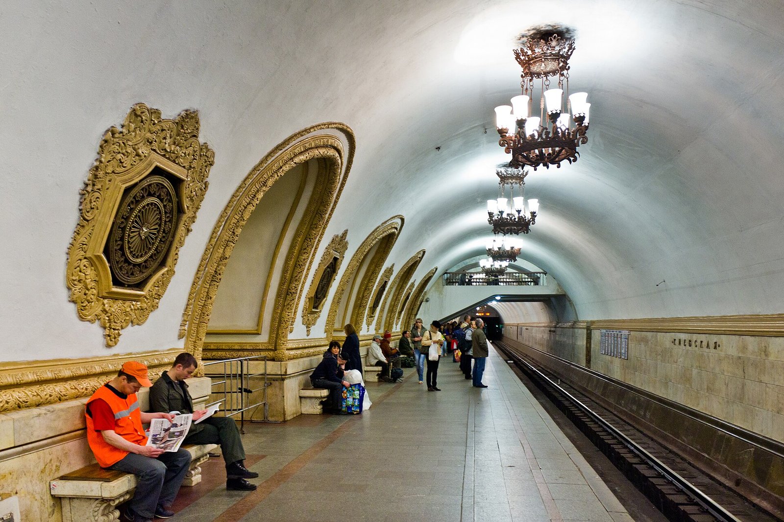Торец зала с панно