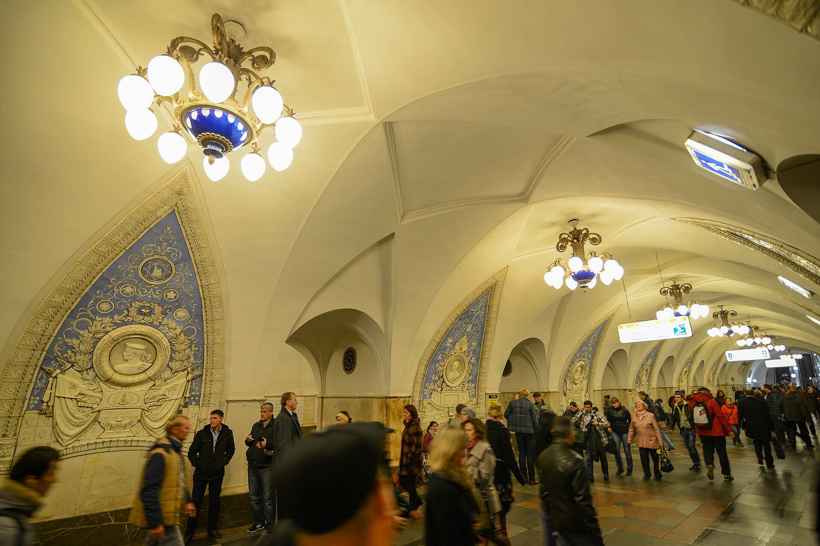Торец зала и переход