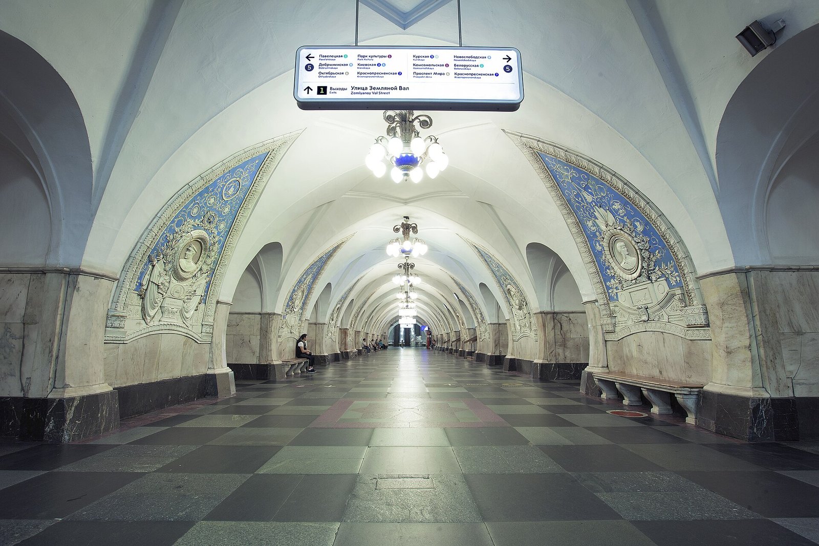 Люстры и свод